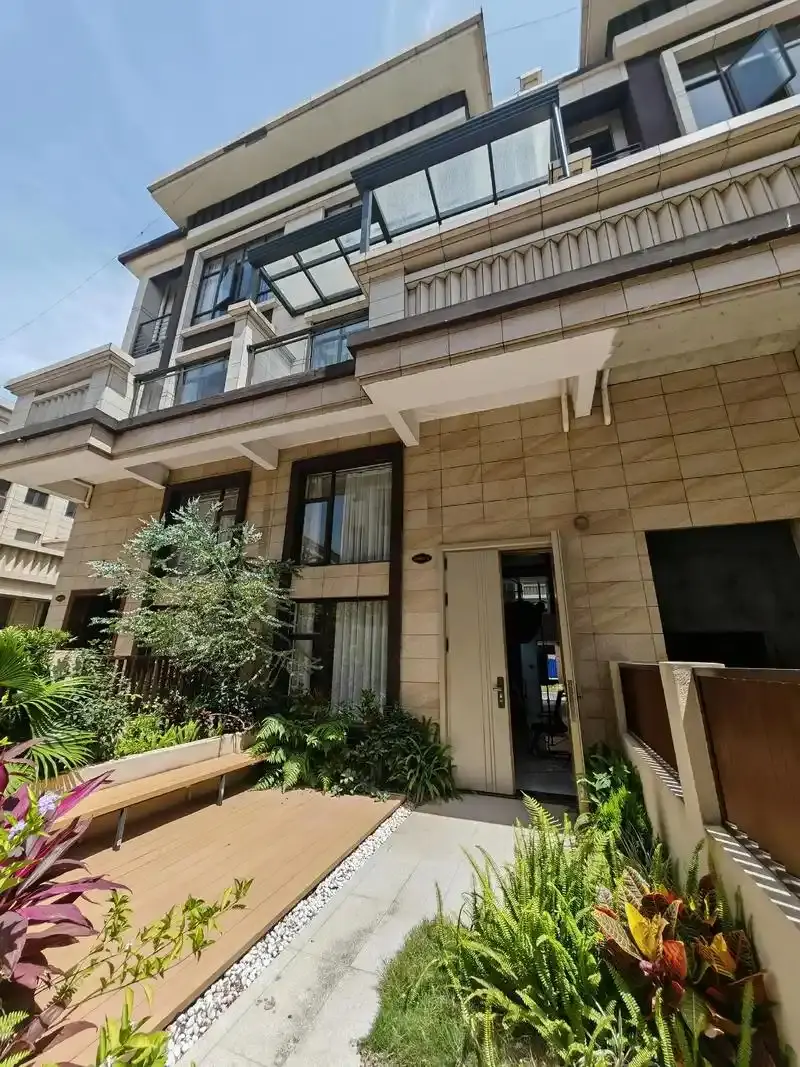 探索如何将自然光引入别墅深层空间，提升居住健康、节能效益与美学价值