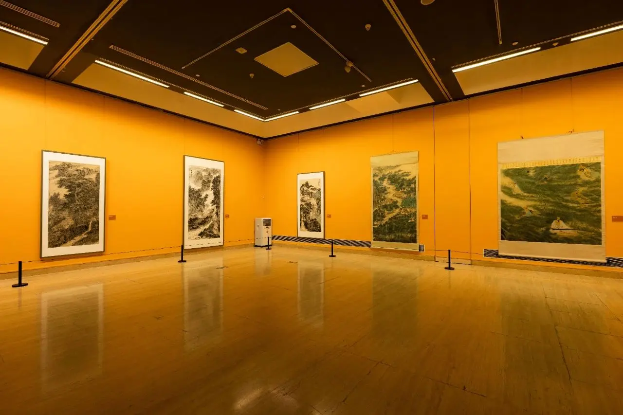 现代艺术画廊如何通过自然光技术解决色彩失真问题