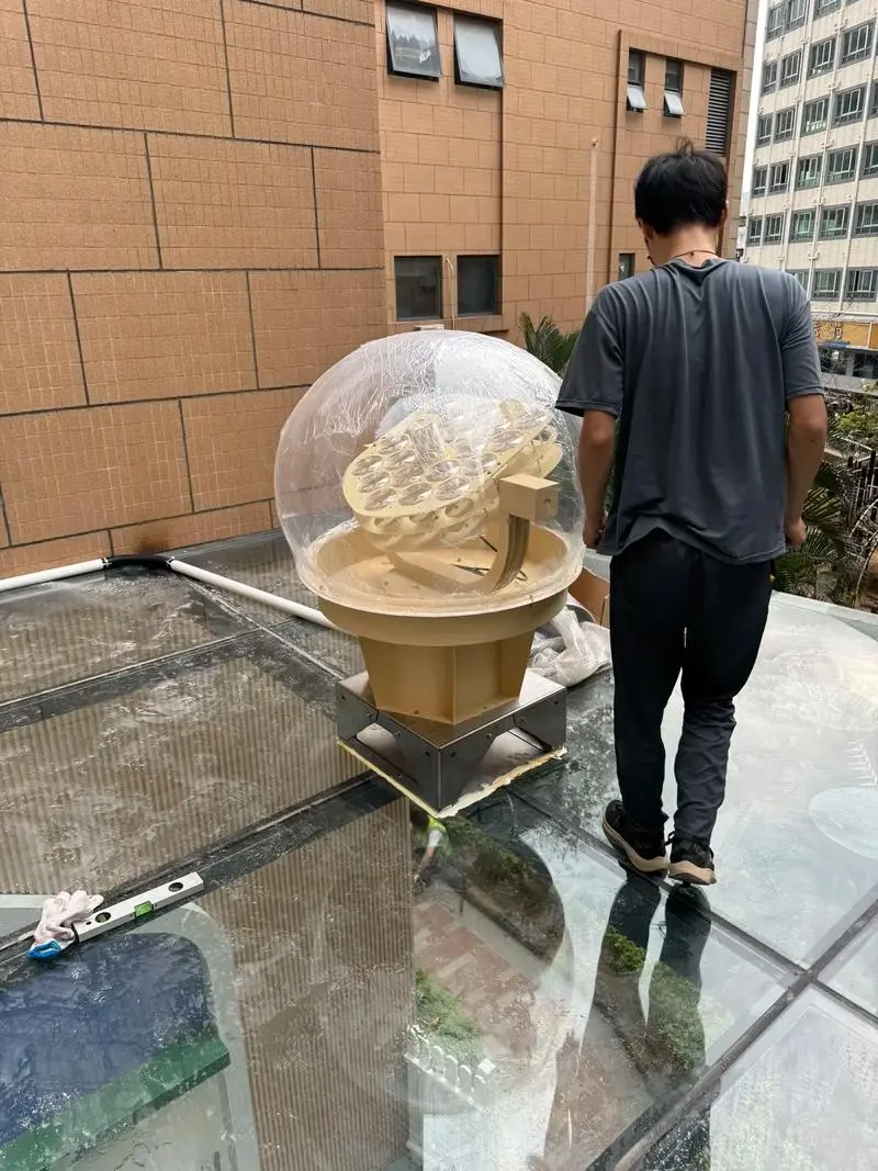 自然采光系统是一种通过工程化手段，将自然日光直接引入室内空间的照明解决方案。 与传统照明不同，它并不将太阳能转化为电能再发光，而是直接传输和利用真实的自然光